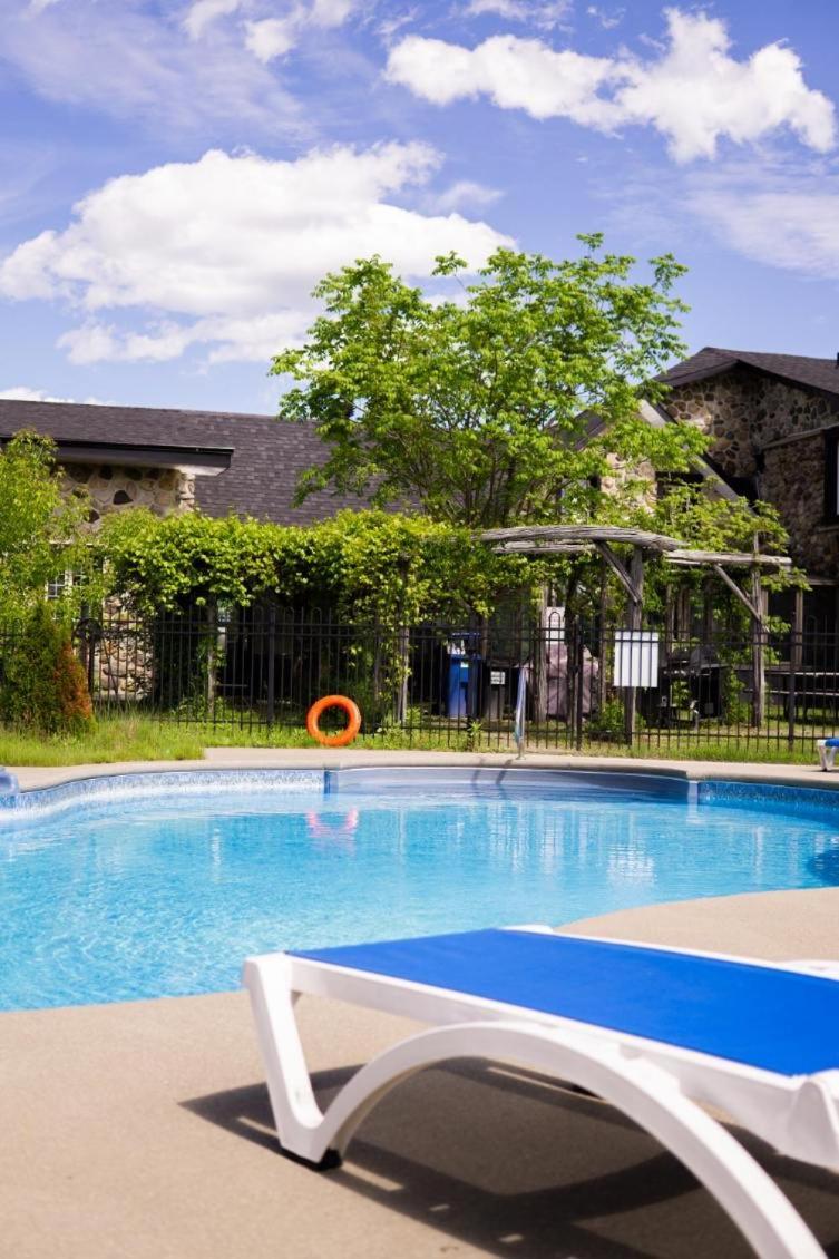 Condo Hotel Au Pied Du Mont Orford 외부 사진