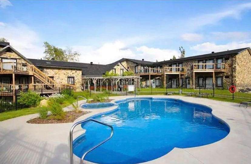 Condo Hotel Au Pied Du Mont Orford 외부 사진